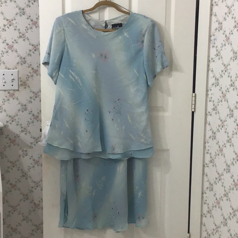 Size 18 2 piece skirt & top. Top & skirt have a scalloped bottom edge.